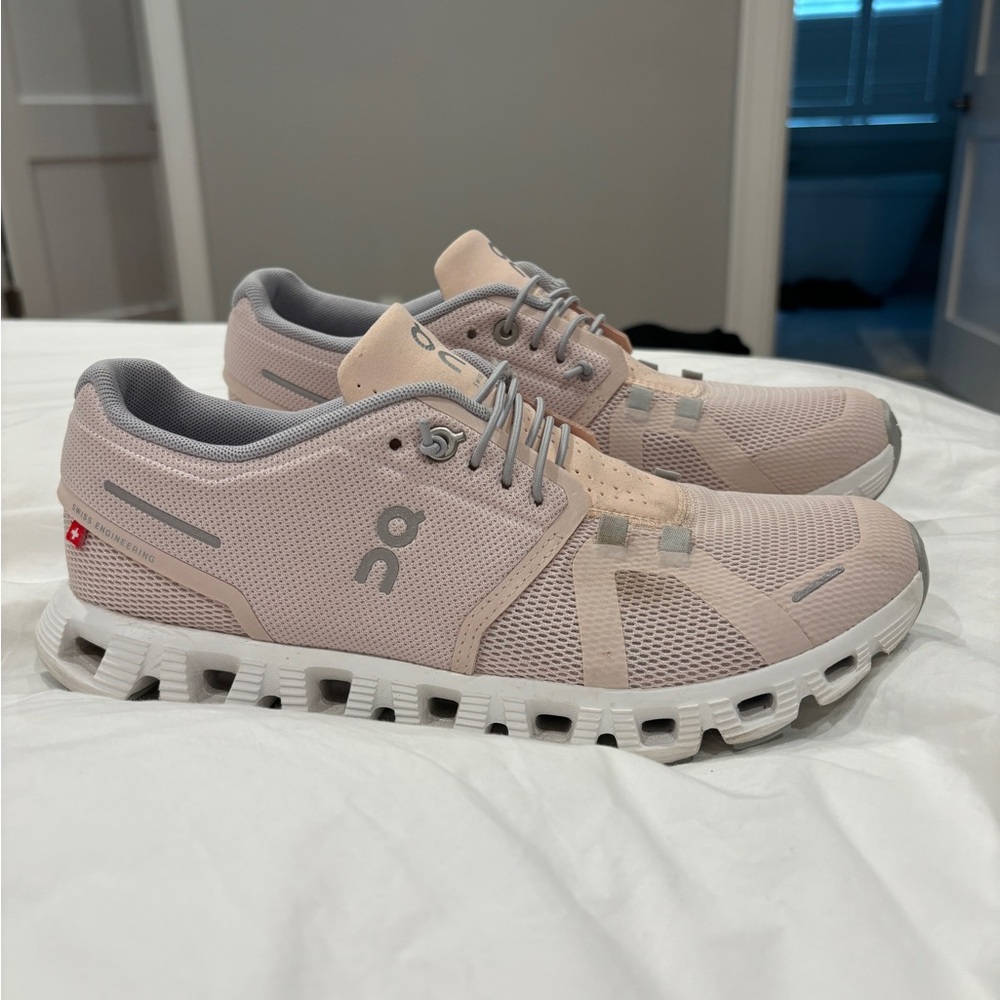 On Cloud women’s pink sneakers, size 8.5